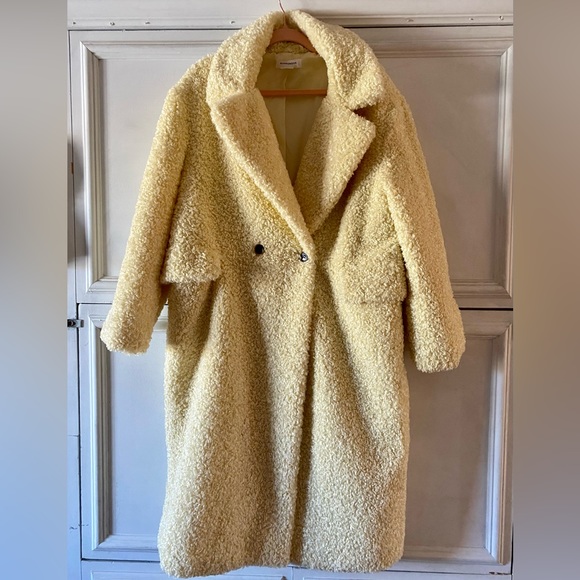 Jackets & Blazers - Glamorous brand fuzzy yellow pea coat with pockets!